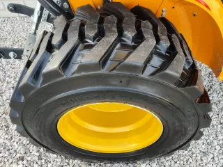 Force 325 Stage V ipari abroncsos kerék készlet (5)