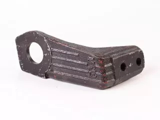 MTZ fülketartó bak fém jobb (0)