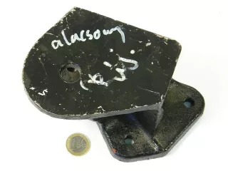 MTZ fülketartó hátsó konzol bal, h=118 mm (1)