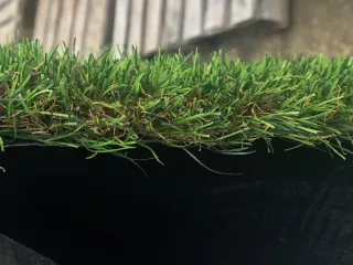 Műfű 4cm-es, 4 színű szálból, 21.000 öltés/m2 sűrűséggel készítve (5)