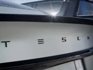 Tesla csomagtérajtó „TESLA” felirat, matt fekete, Model 3 / Model Y (0)