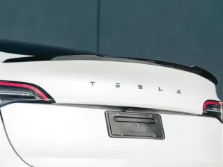 Tesla csomagtérajtó „TESLA” felirat, matt fekete, Model 3 / Model Y (1)