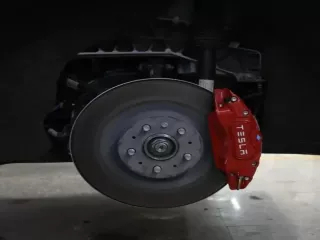 Tesla féknyereg burkolat készlet, alumínium, piros, 4 db, Model Y (1)