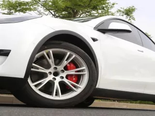 Tesla féknyereg burkolat készlet, alumínium, piros, 4 db, Model Y (2)