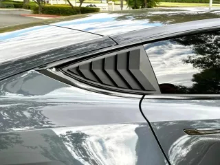Tesla hátsó háromszögablak-lamella készlet, matt fekete, Model Y (2020–2025) (3)