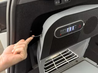 Tesla hűtőszekrény a csomagtér oldalába - Model Y (2)