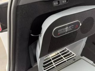 Tesla hűtőszekrény a csomagtér oldalába - Model Y (3)