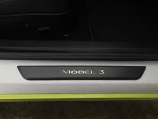 Tesla Model 3 küszöbvédő dekor, LED megvilágítással, 4 darabos készlet (2)