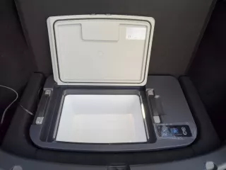 Tesla Model Y beépíthető csomagtér hűtőszekrény, alsó tárolórekeszbe, TY01 (3)
