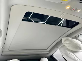 Tesla Model Y motoros panorámatető árnyékoló, elektromos roló (2)