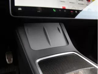 Tesla vezeték nélküli töltőpad a középkonzolra, szilikon, gyári szürke, Model 3 / Model Y (3)