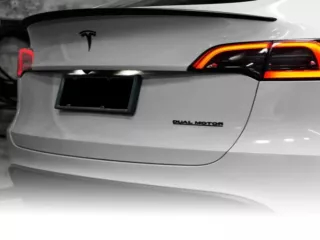 Tesla „DUAL MOTOR” Performance embléma, matt fekete, piros vonallal, Model 3 / Model Y (0)