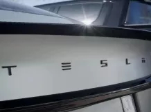 Tesla csomagtérajtó „TESLA” felirat, matt fekete, Model 3 / Model Y