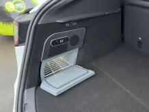 Tesla hűtőszekrény a csomagtér oldalába - Model Y