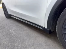 Tesla Model Y oldalsó küszöb spoiler szett, matt fekete