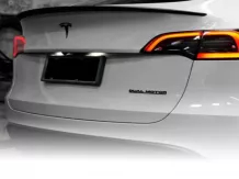 Tesla „DUAL MOTOR” Performance embléma, matt fekete, piros vonallal, Model 3 / Model Y